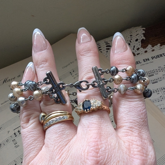 Elegant Faux Pearl Bracelet - Picture 6 of 7